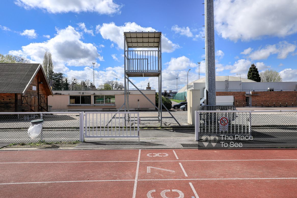 Terrain de sport extérieur