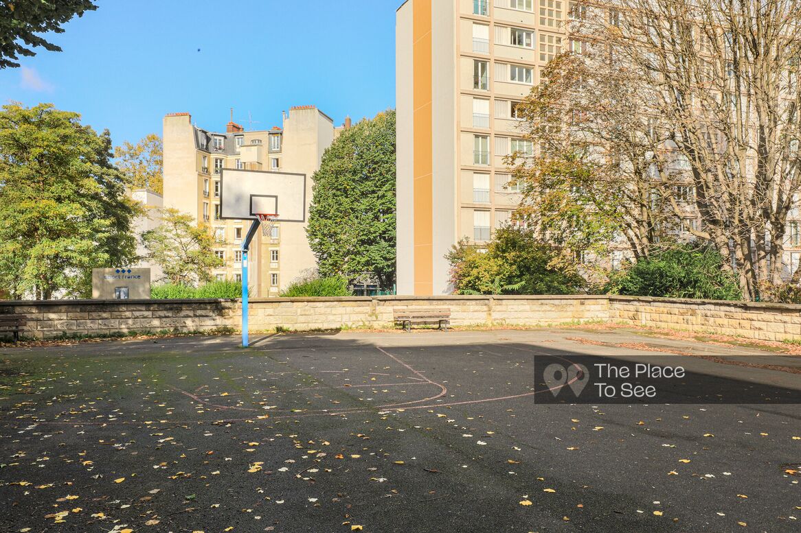 Terrain de sport extérieur