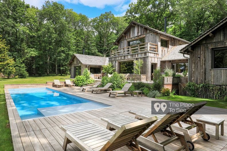 Maison en bois en pleine forêt  