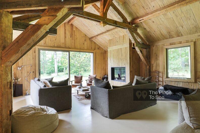 Maison en bois en pleine forêt  