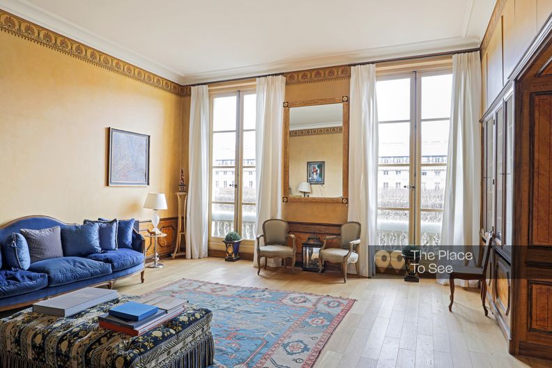 Classic apartment on the gardens of the Royal Palace