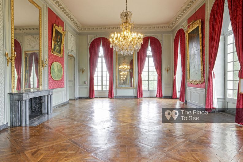 18th century castle with sumptuous salons and english style park