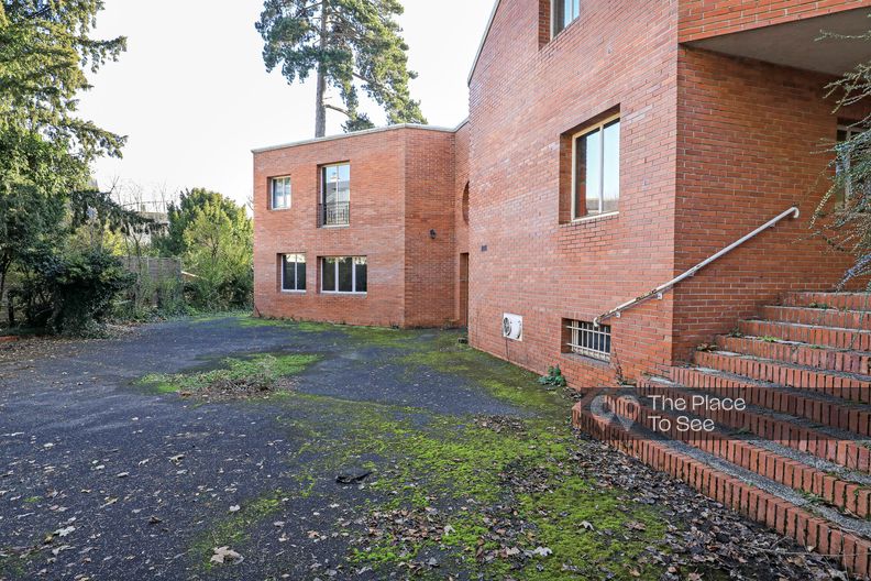 Villa en brique des années 60 vide et patinée