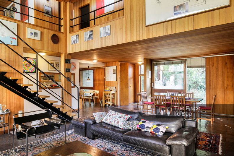 Maison moderne tout en bois à l'extérieur et l'intérieur