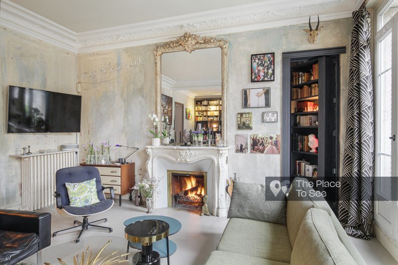 Haussmannian apartment with patinas and concrete floor 