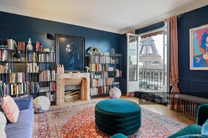 Appartement classique coloré vue sur la Tour Eiffel et la Seine