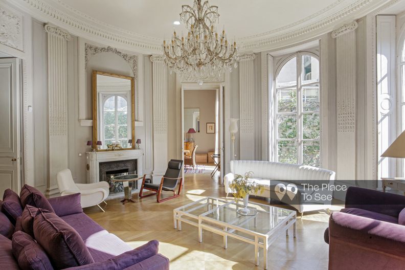 High ceiling Parisian apartment with private garden 