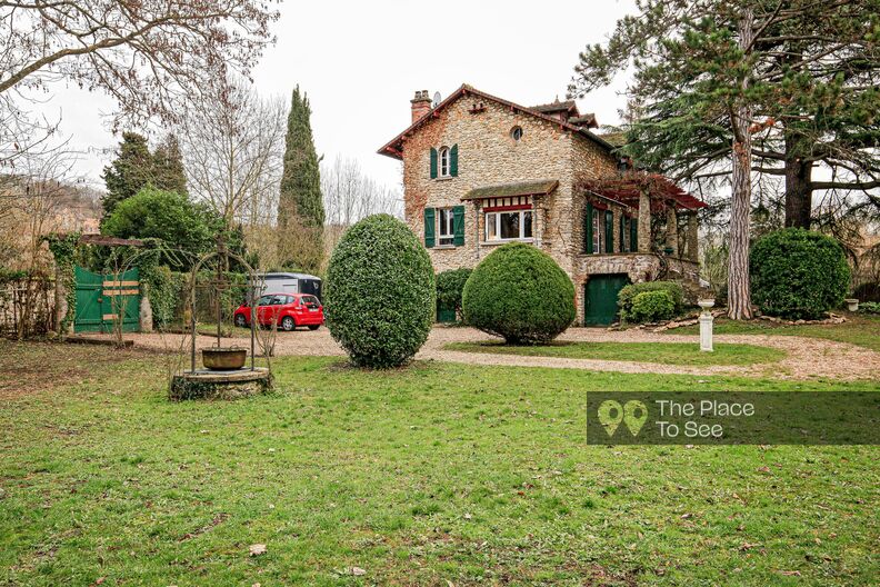 Millstone stone house with second-hand furniture