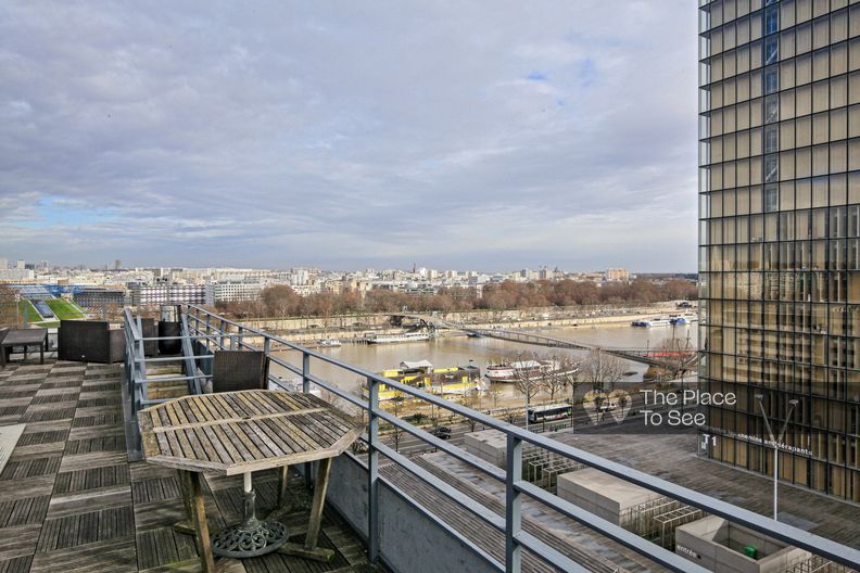 Eighties style penthouse with rooftop 