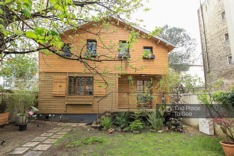 Contemporary cabin in Paris