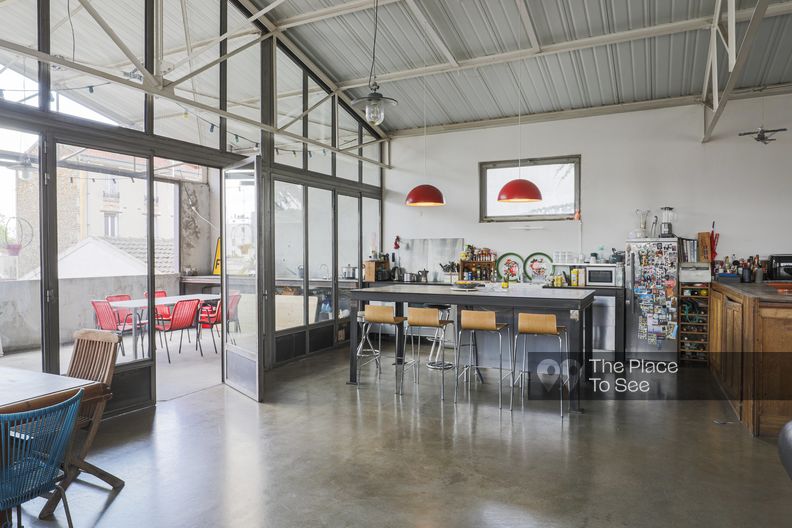 Industrial loft with concrete and metal structure 