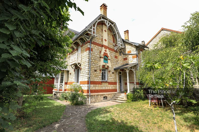 Maison meulière à la décoration rétro et colorée