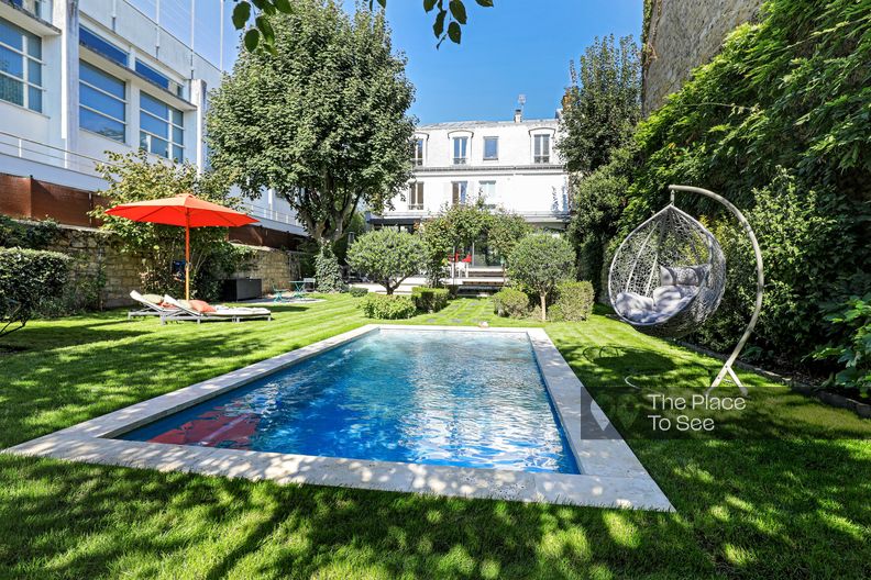 Maison classique réaménagée avec piscine extérieur