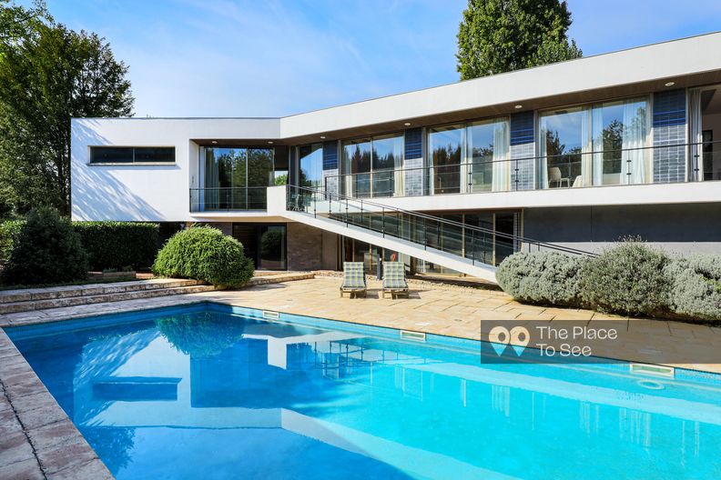 70's designer house with a swimming pool