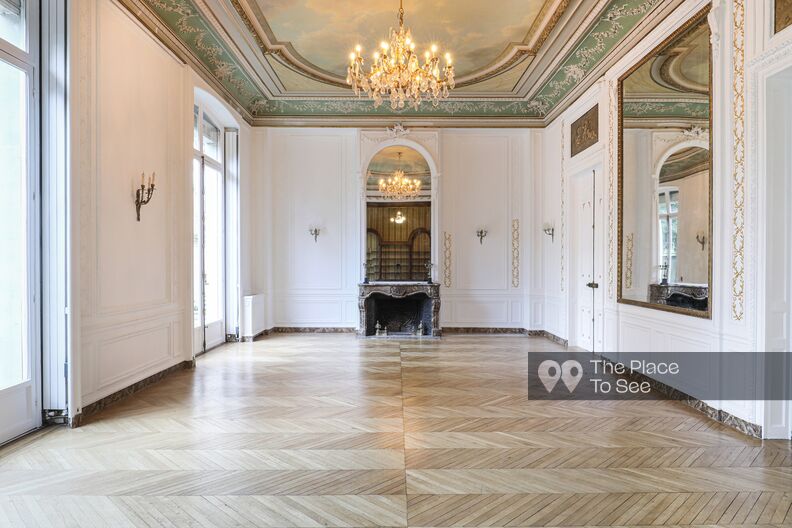 Empty town house in parc Monceau