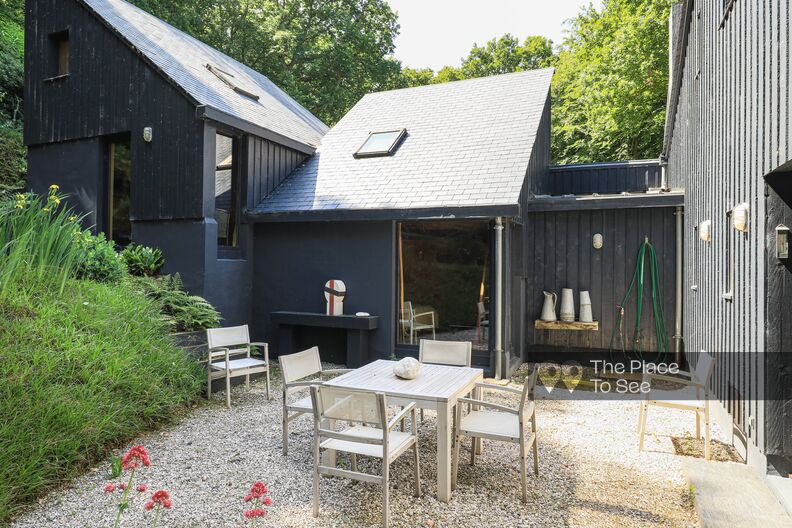 Maison d'architecte dans la forêt en bord de mer