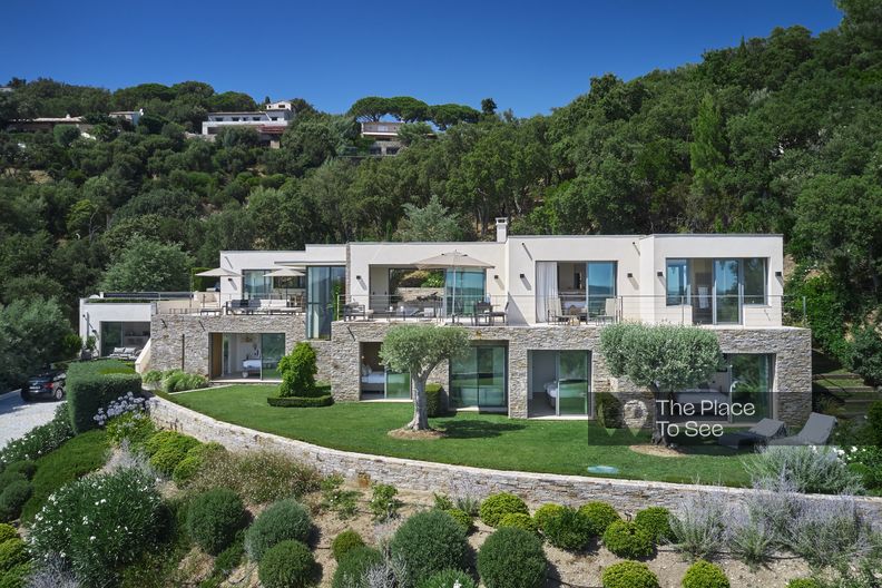 Villa d'architecte avec piscine à débordement