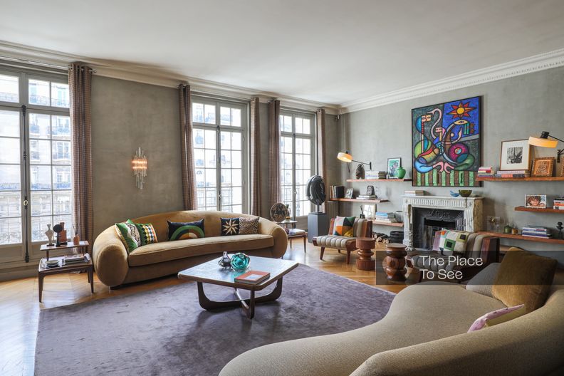 Haussmannian apartment with concrete and brick walls