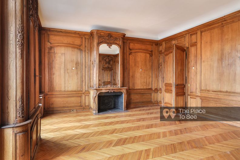 Haussmannian empty apartment with wood panelling