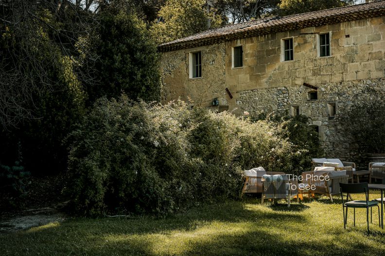 Mas au milieu d'un parc et d'un verger d'oliviers