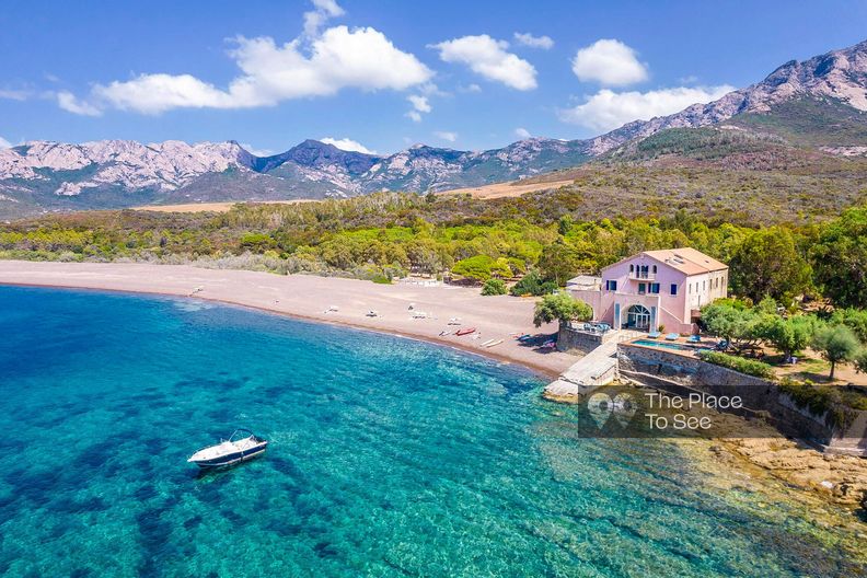 Maison sur la plage avec ponton et piscine