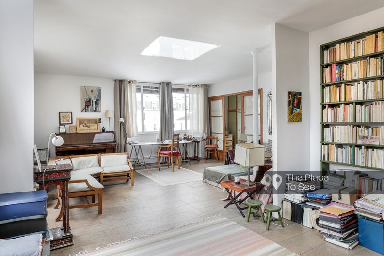 Appartement d'une autrice au dernier étage d'un immeuble parisien