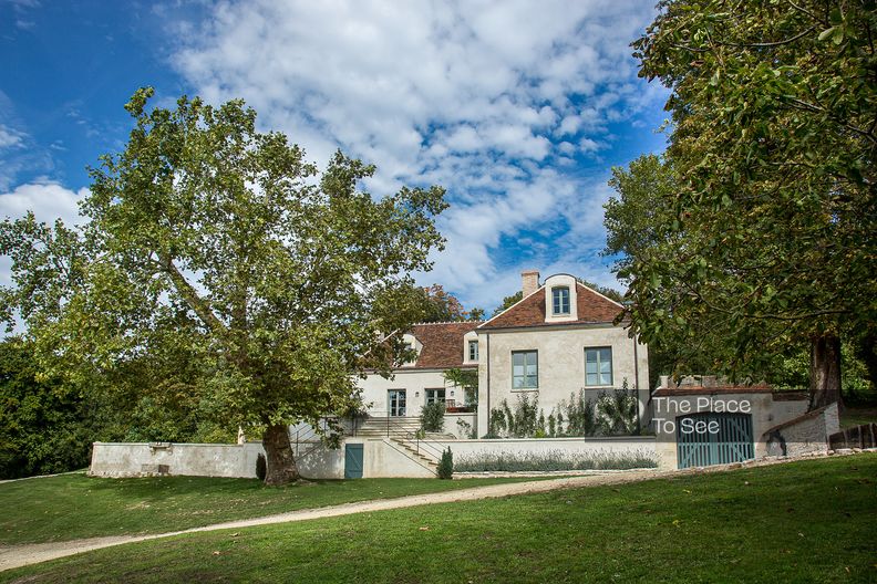 Maison isolée avec piscine et vue sur un joli parc arboré