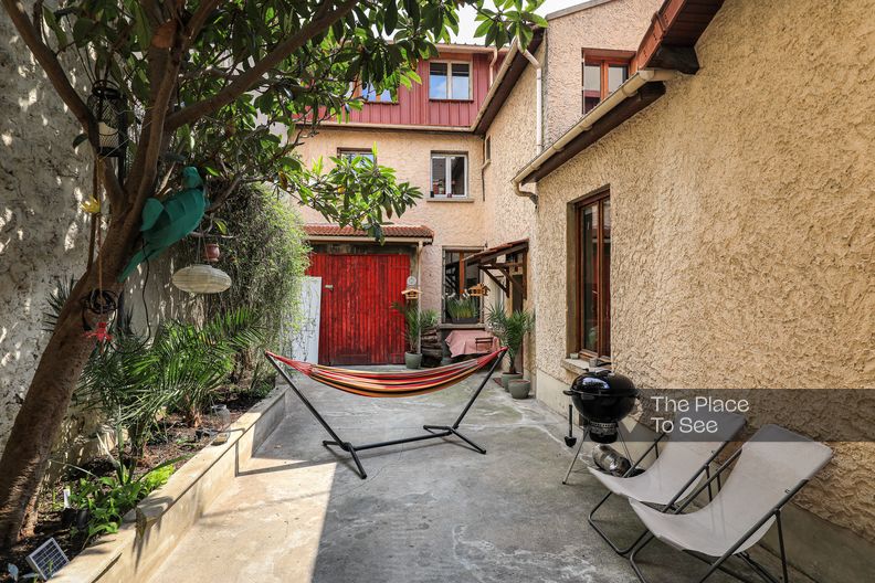 Town house with courtyard and student studio