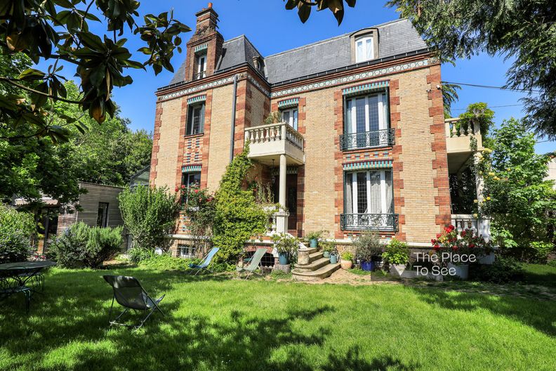 Maison de ville familiale et colorée avec un joli jardin