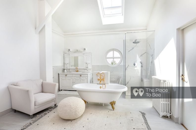 So British 40s era town house with amazing bathroom