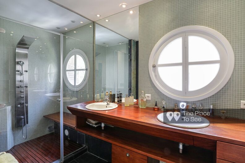 So British 40s era town house with amazing bathroom