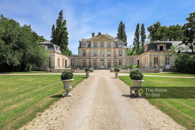 Chateau du XVIIe avec jardin à la française