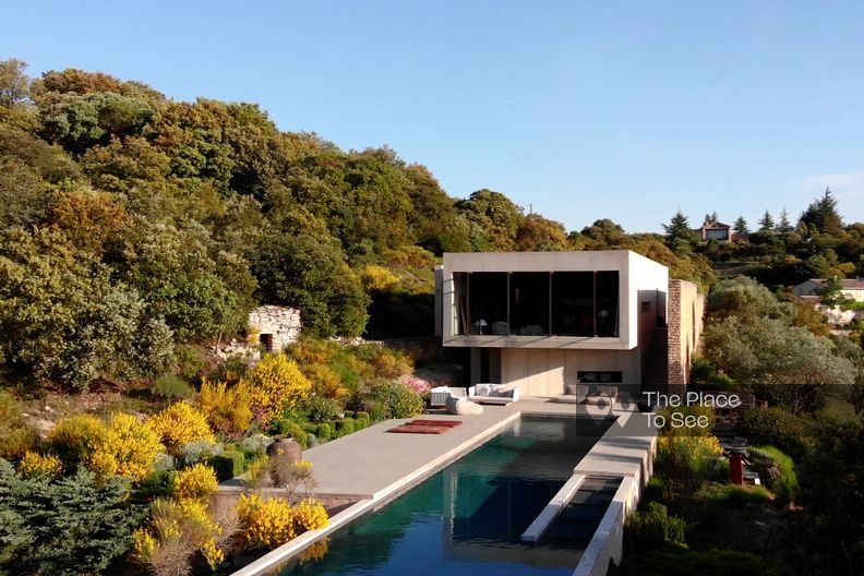 Maison d'architecte flottante en béton 