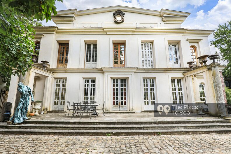 Maison d'artiste abandonnée et jardin de sculptures