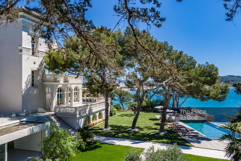 Incroyable demeure avec piscine et vue sur la mer