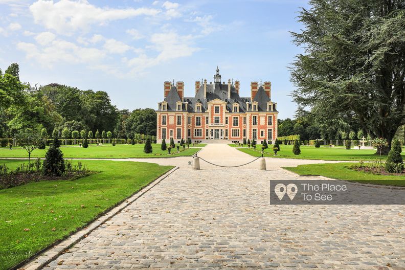 Château avec salles de réception rénovées et jardin à la française