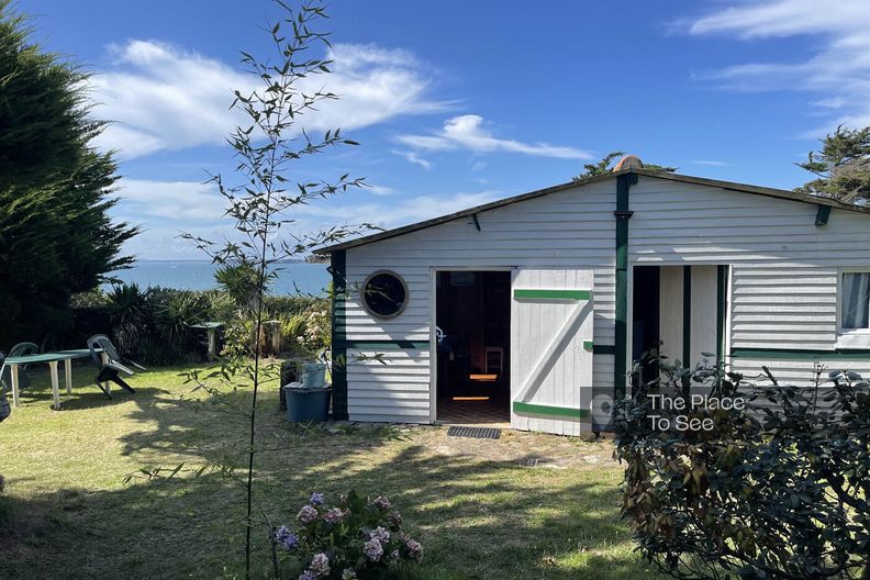 Cabane sur une colline avec vue sur la mer