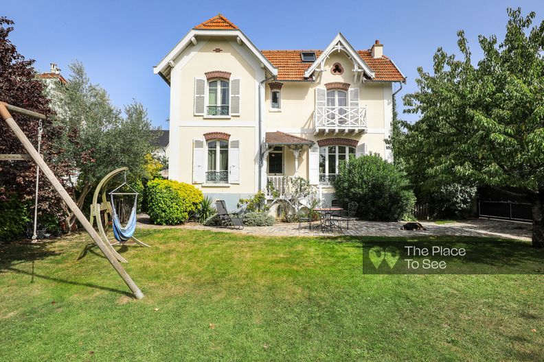 Classic house with Art deco veranda