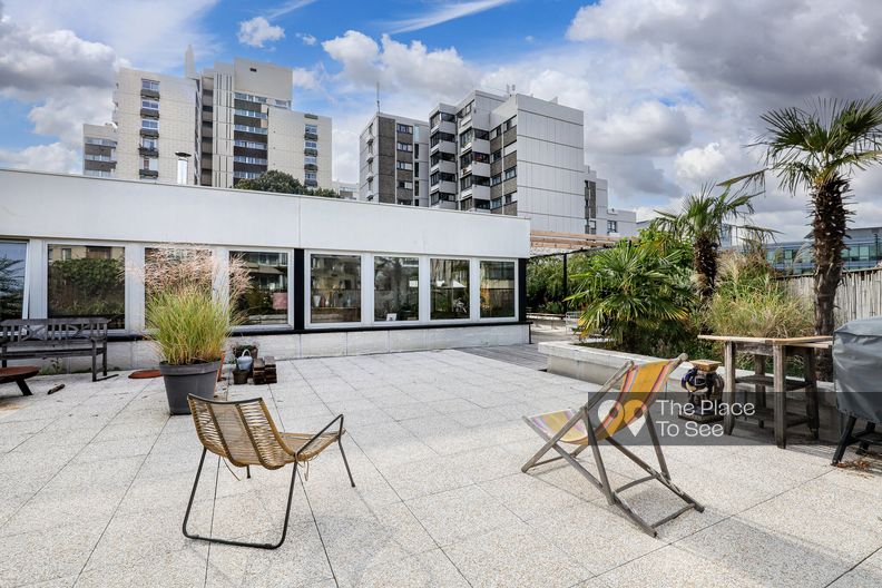 Loft années 90 en béton et terrasse tout autour