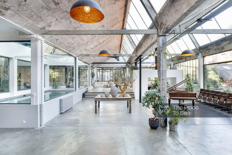 Immense loft épuré avec piscine intérieure