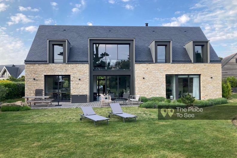 Maison moderne en pierre et ardoise avec vue sur mer