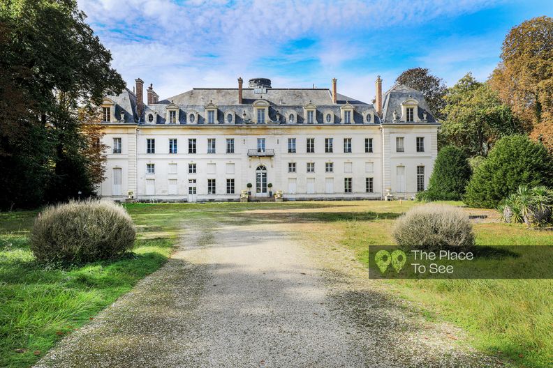 Très grand château du XVIIIe défraichi et patiné