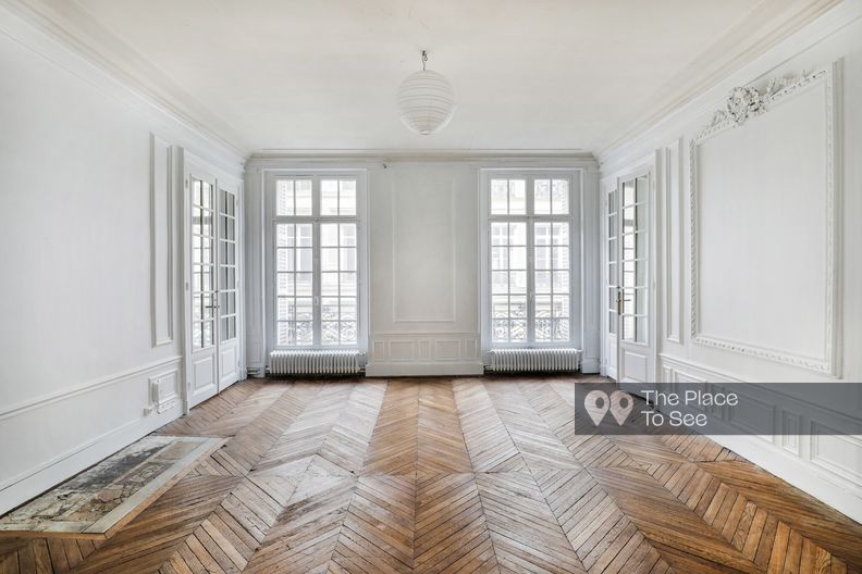 Empty Haussmann apartment in white and patina