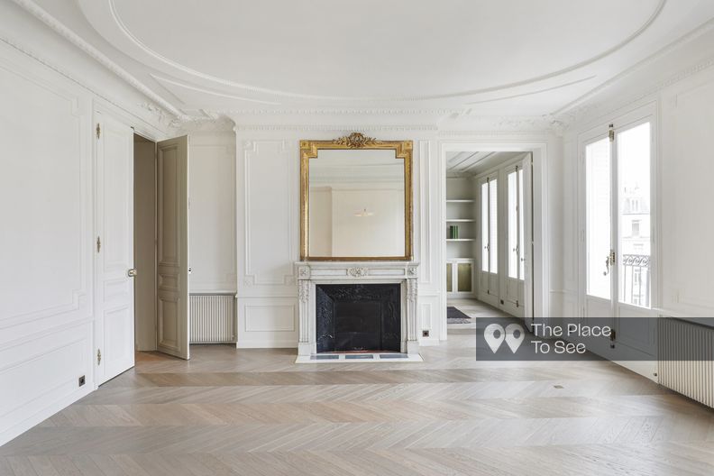 Appartement Haussmannien vide avec balcon et vue parisienne 