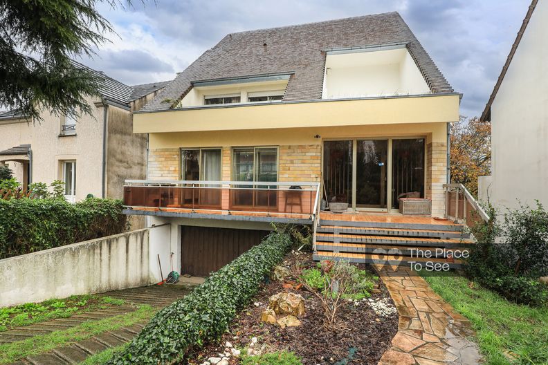 Pavillon années 70 coloré avec jardin et terrasse