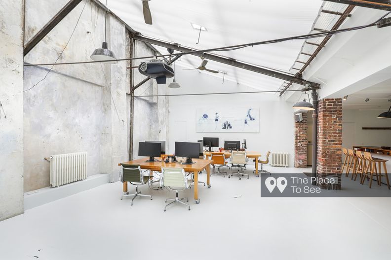 Bureaux de start-up en open space sous verrière