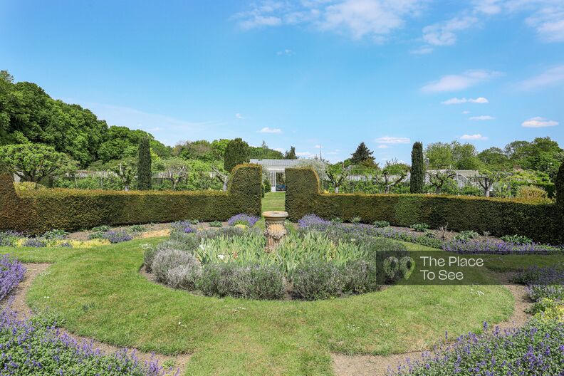 Chateau XIXe avec chapelle médiévale au sein d'un parc de 17 hectares