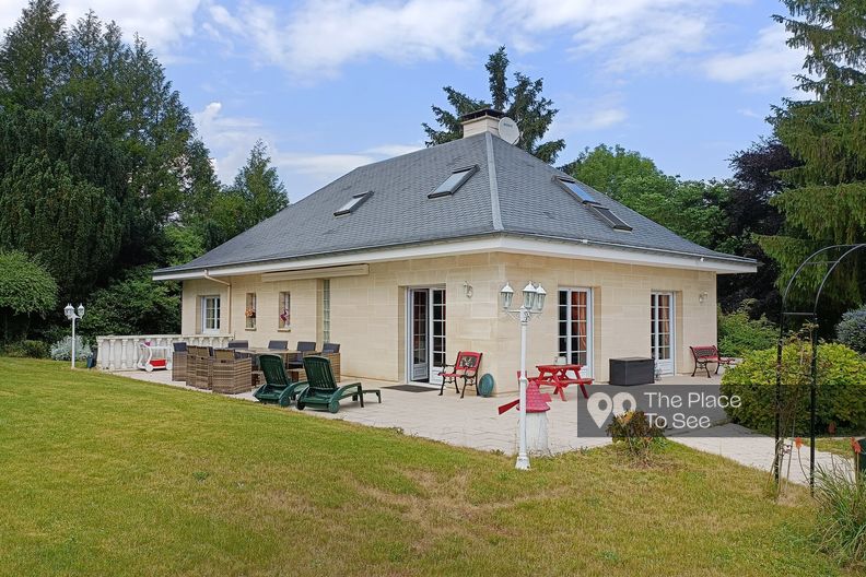 60's house with garden in a residence