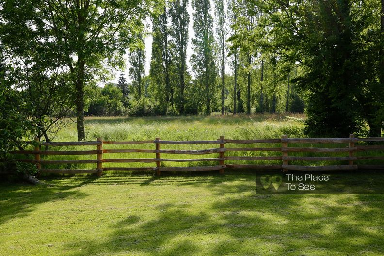 Corps de ferme au milieu de la verdure et de la forêt