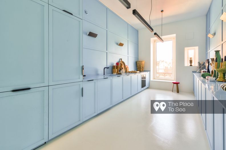 Appartement avec une décoration contemporaine et colorée